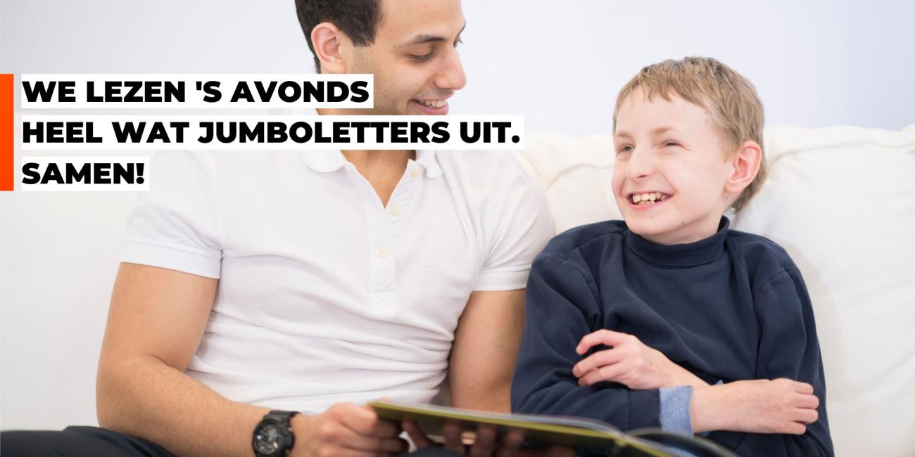 Volwassen man en een jongen zitten op de bank met een boek op schoot. Tekst: 'We lezen 's avonds heel wat Jumboletters uit. Samen!'