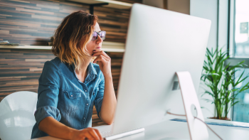 persoon kijkt gefocused op een beeldscherm