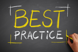 tekst BEST PRACTICE! in krijt op schoolbord