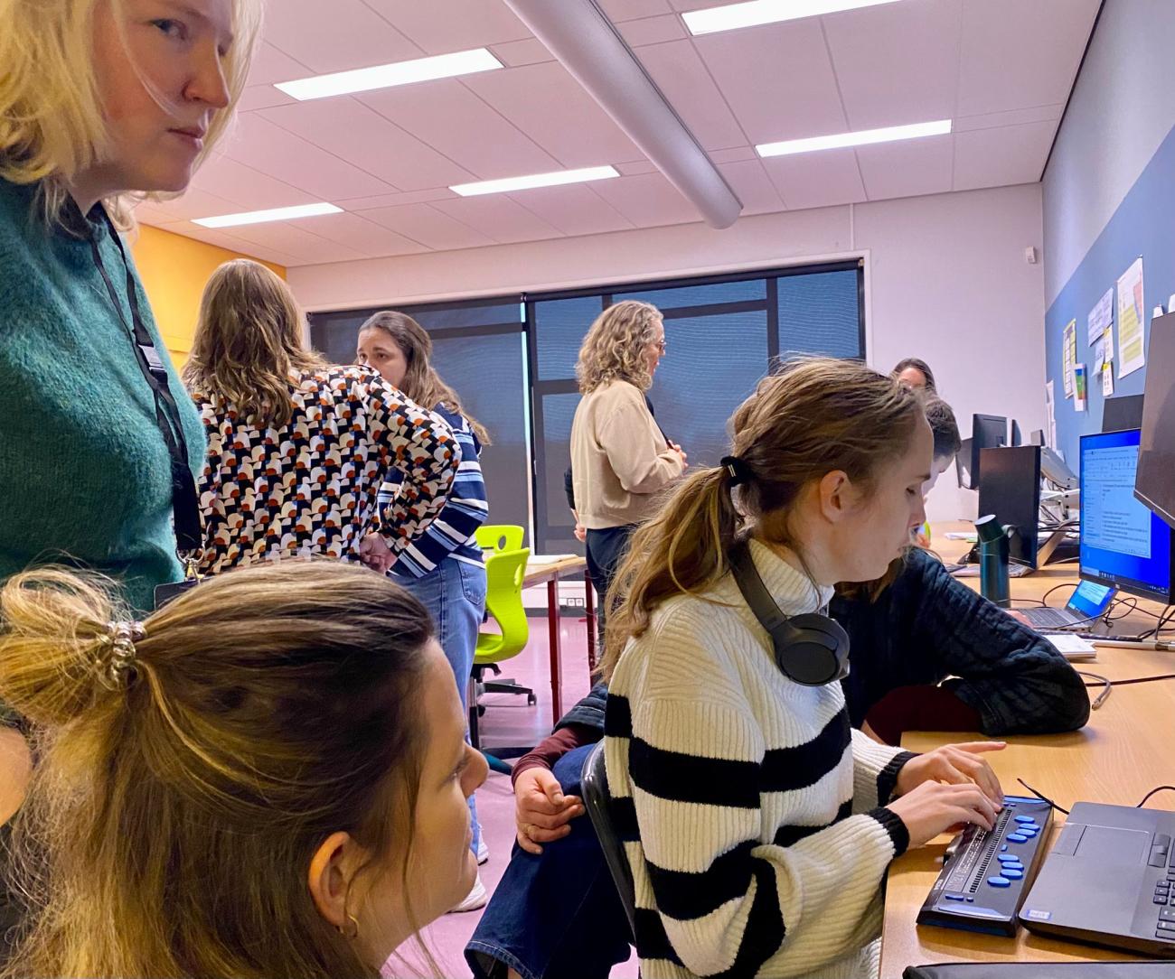 uitgevers nemen een kijkje in de klas bij Visio